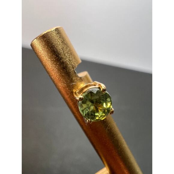 14k gold 4.5mm mint peridot stud earrings - Picture 9 of 11